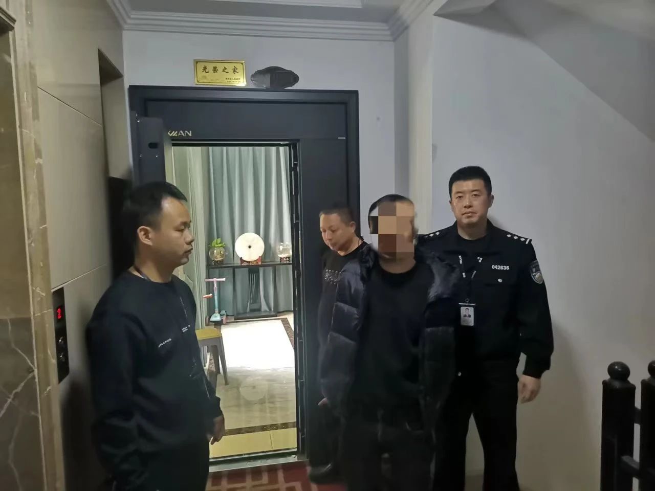 麻山镇全副伪装仍被识别！双龙公安成功抓获一名撬锁盗窃嫌疑人